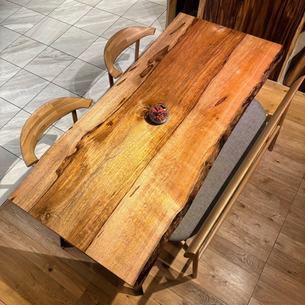 新宿店 マンゴ 幅180×奥行80-82×厚み4.8(cm)